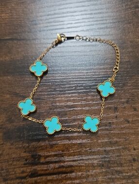 Gold Chain Bracelet with Turquoise Clover Motifs